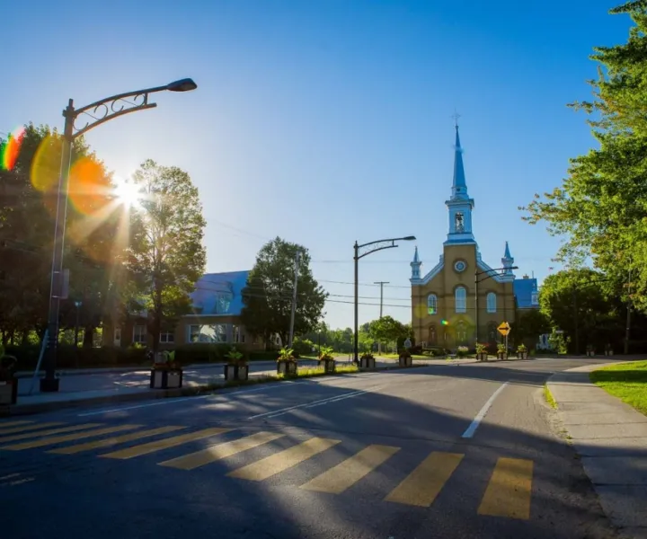 Photo de Daveluyville avec soleil et église