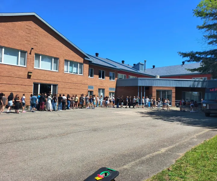 École secondaire dans la cour, service