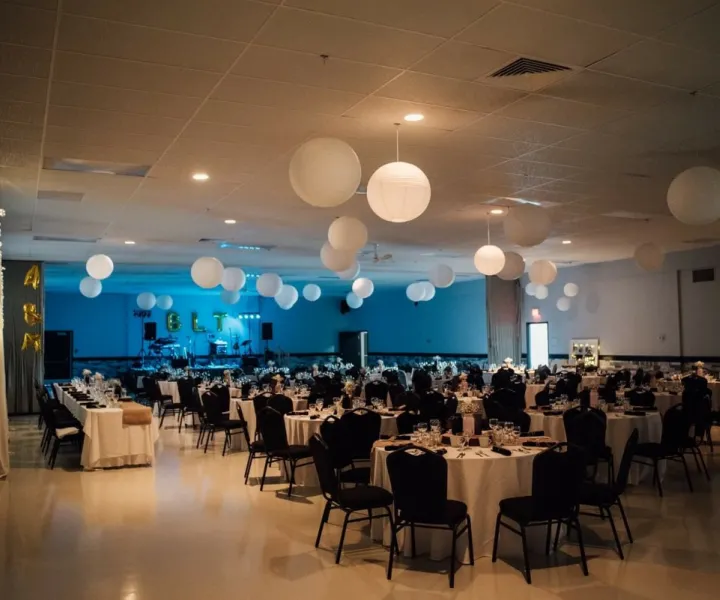 Salle communautaire à Daveluyville décorée pour la fête