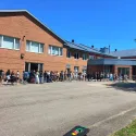 École secondaire dans la cour, service